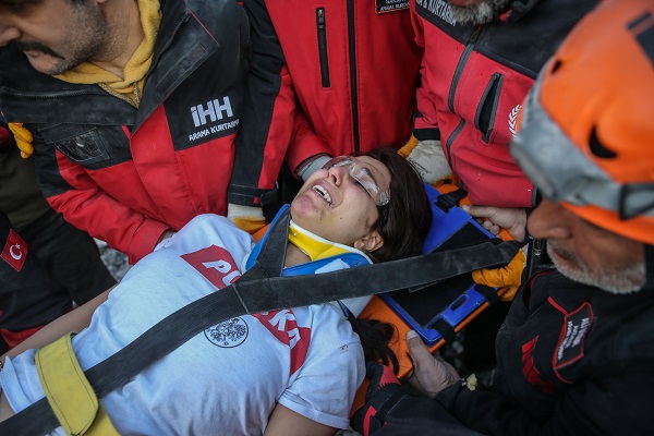 Foto - Aynı enkazdan 6 kişi kurtarıldı