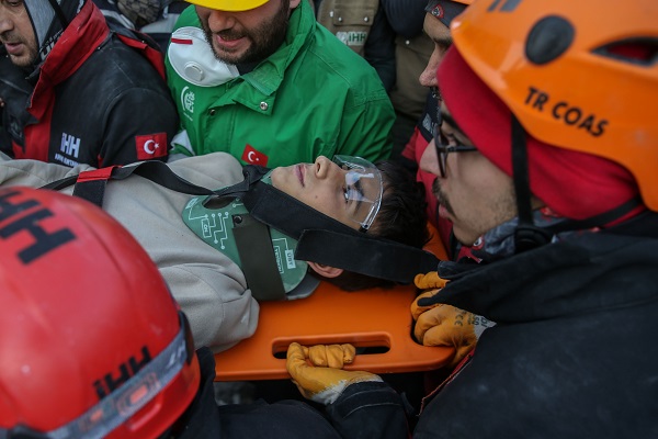 Foto - Aynı enkazdan 6 kişi kurtarıldı