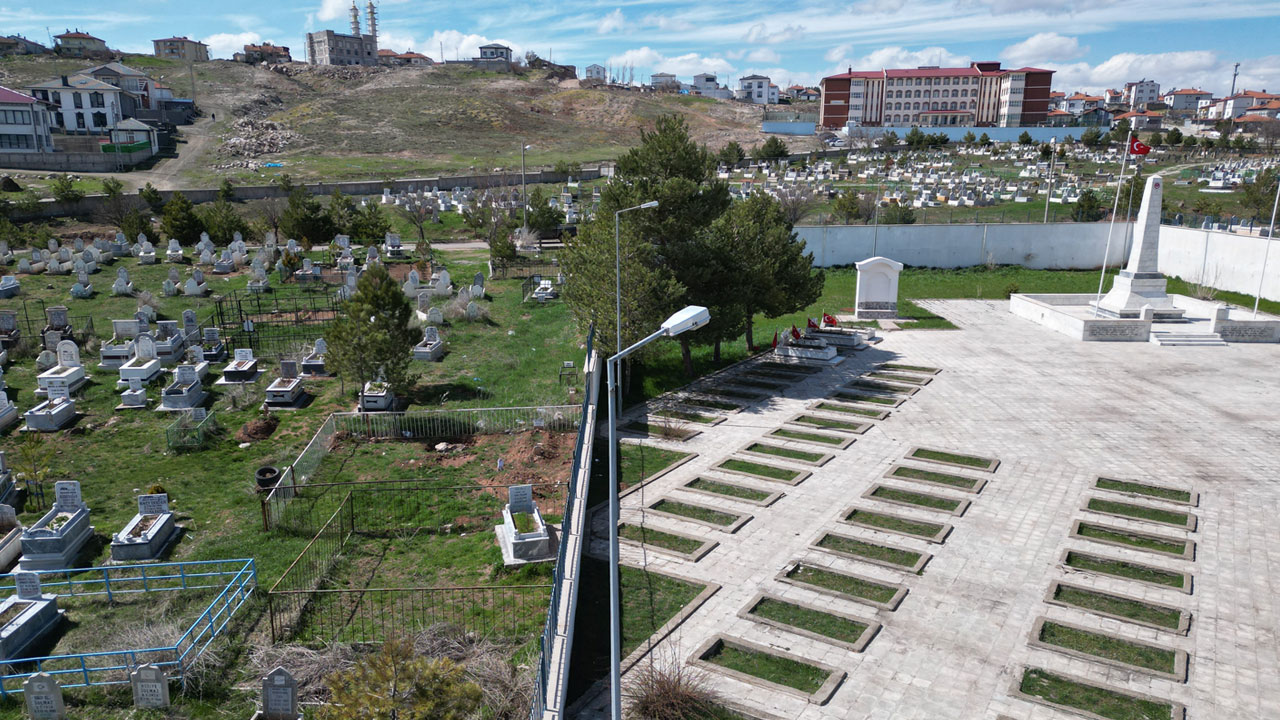 Aynı kabristan farklı yönler! Mezarlıkta kafa karıştıran detay