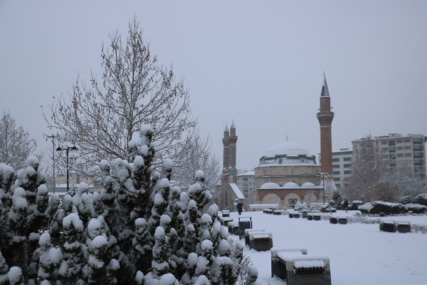 Aynı şehirde bir taraf kış bir taraf bahar