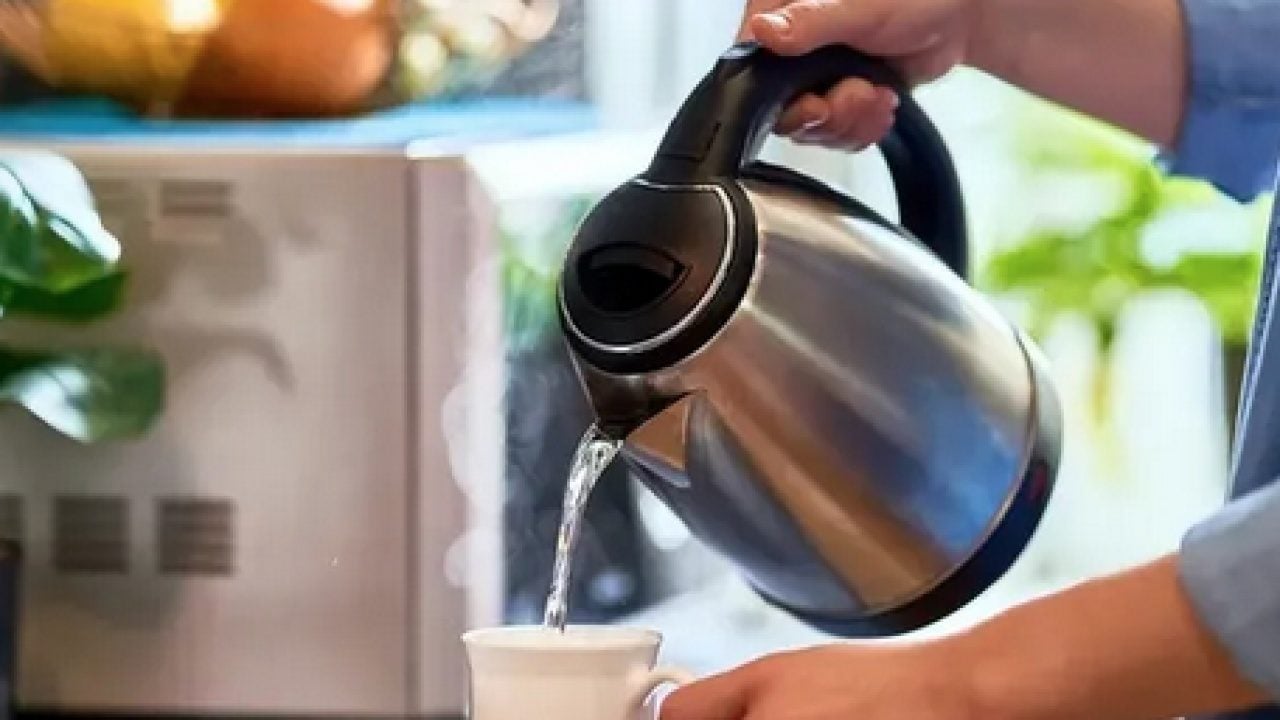 Foto - Aynı suyu tekrar kaynatıyor musunuz? Düğmeye bastığınız an başlıyor! Mutfakta yapılan işte o hata...