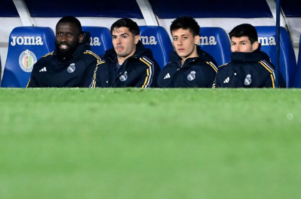 Foto - Ayrıntı gözlerden kaçmadı! Kulübedeki Arda’nın elindekine dikkat