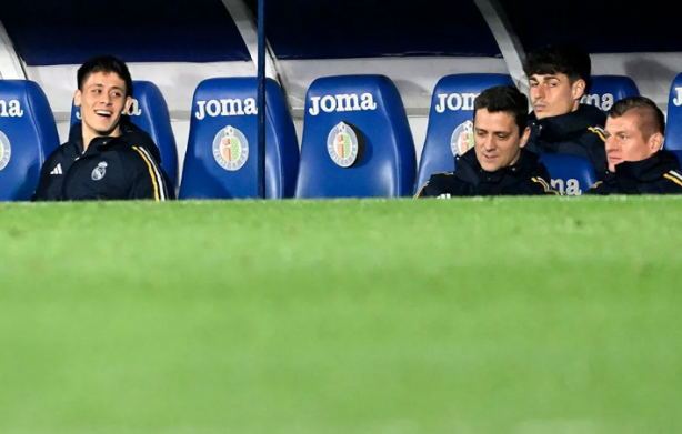 Foto - Ayrıntı gözlerden kaçmadı! Kulübedeki Arda’nın elindekine dikkat