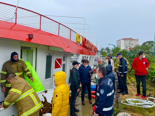 Ayvalık'ta tekneler battı