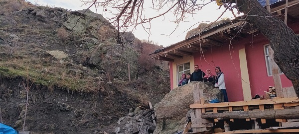 Foto - Az daha canlarından oluyorlardı! Tonlarca ağırlıkta evin içine böyle girdi