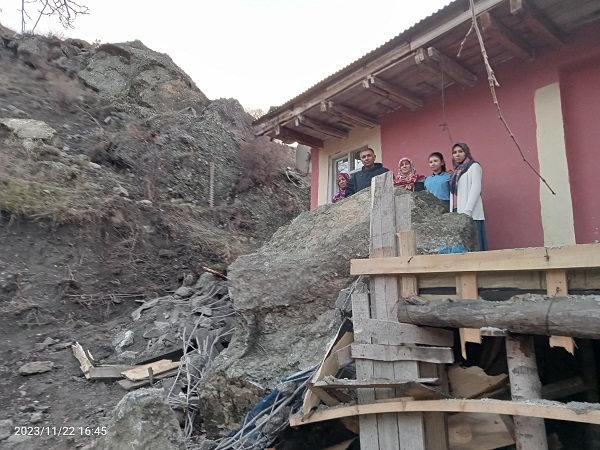 Foto - Az daha canlarından oluyorlardı! Tonlarca ağırlıkta evin içine böyle girdi