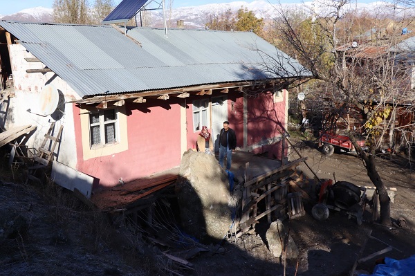 Foto - Az daha canlarından oluyorlardı! Tonlarca ağırlıkta evin içine böyle girdi