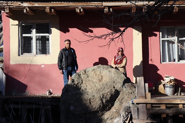 Foto - Az daha canlarından oluyorlardı! Tonlarca ağırlıkta evin içine böyle girdi