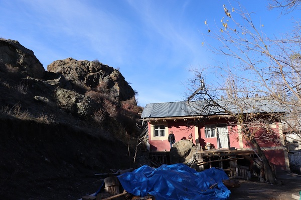 Foto - Az daha canlarından oluyorlardı! Tonlarca ağırlıkta evin içine böyle girdi