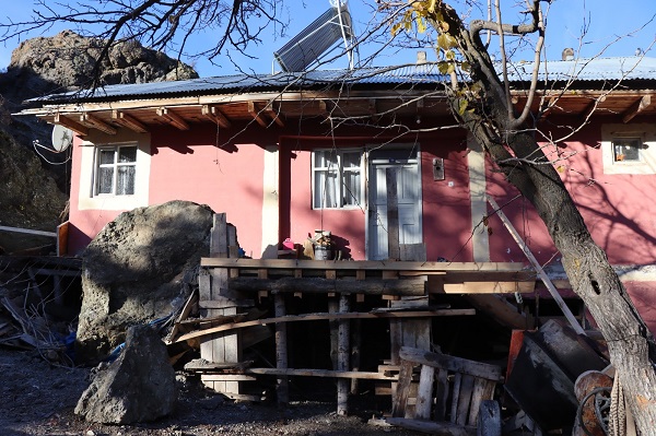 Foto - Az daha canlarından oluyorlardı! Tonlarca ağırlıkta evin içine böyle girdi