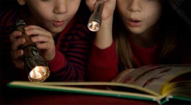 Foto - Az ışıkta okumak göze zarar veriyor mu?