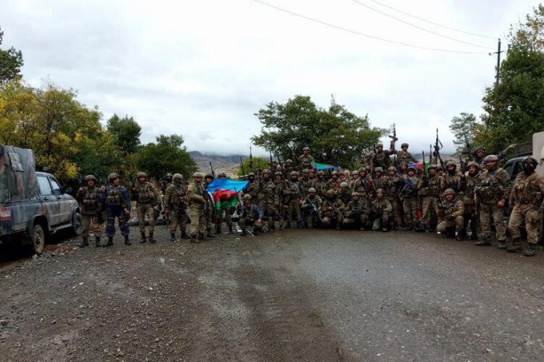 Foto - Azerbaycan-Ermenistan cephe hattında yer yerinden oynadı! Görüntüler servis edildi