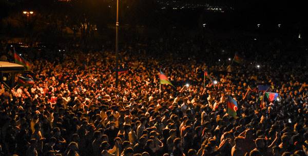Foto - Azerbaycan halkı sokağa indi! Meclis önünde toplanıp bu çağrıyı yaptılar