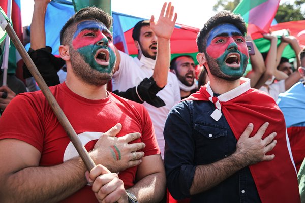 Foto - Azerbaycan için bayrağını alan koştu!