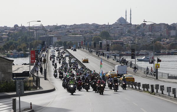 Foto - Azerbaycan için bayrağını alan koştu!