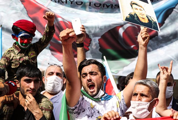 Azerbaycan için bayrağını alan koştu!