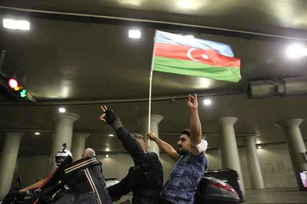 Foto - Azerbaycan için bayrağını alan koştu!