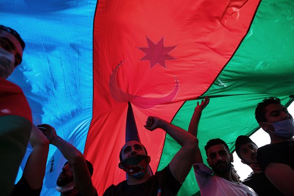 Foto - Azerbaycan için bayrağını alan koştu!