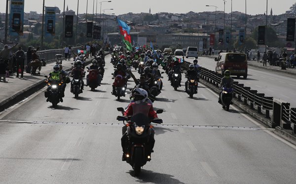 Foto - Azerbaycan için bayrağını alan koştu!