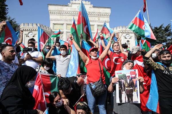 Foto - Azerbaycan için bayrağını alan koştu!