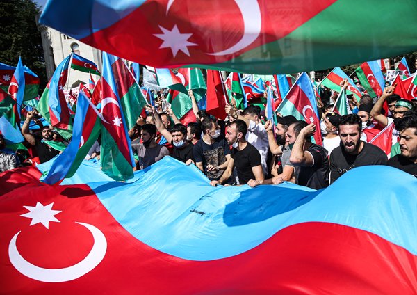 Foto - Azerbaycan için bayrağını alan koştu!