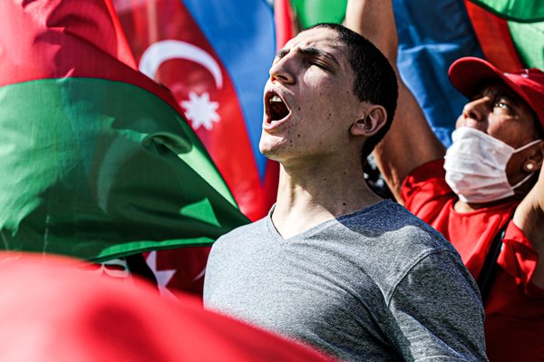 Foto - Azerbaycan için bayrağını alan koştu!