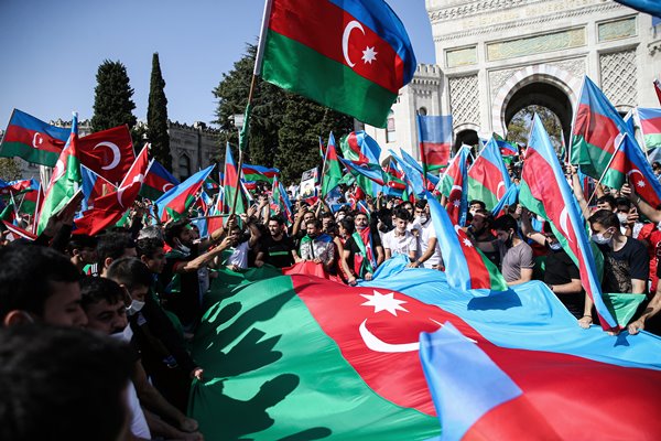 Foto - Azerbaycan için bayrağını alan koştu!