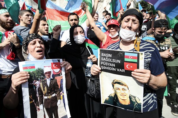 Foto - Azerbaycan için bayrağını alan koştu!