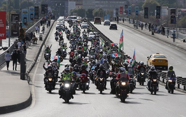 Foto - Azerbaycan için bayrağını alan koştu!