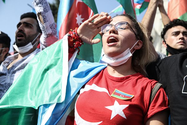 Foto - Azerbaycan için bayrağını alan koştu!