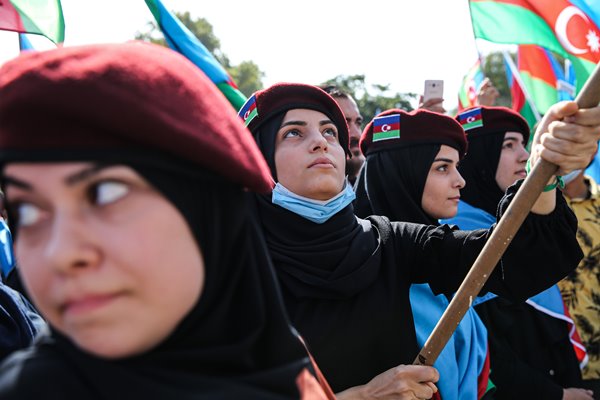 Foto - Azerbaycan için bayrağını alan koştu!