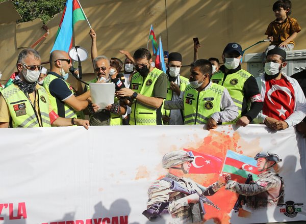 Foto - Azerbaycan için bayrağını alan koştu!