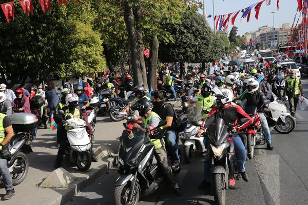 Foto - Azerbaycan için bayrağını alan koştu!