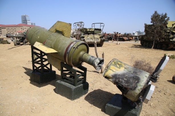 Foto - Azerbaycan Karabağ'da ele geçirdiği Ermenistan silahlarını müzede sergiliyor