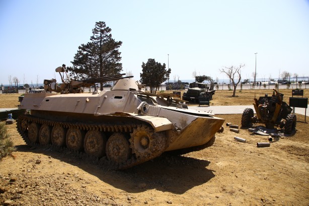 Foto - Azerbaycan Karabağ'da ele geçirdiği Ermenistan silahlarını müzede sergiliyor