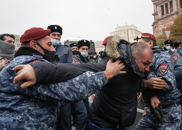 Azerbaycan Zafer Günü’nü kutlarken Ermenistan’da ortalık fena karıştı