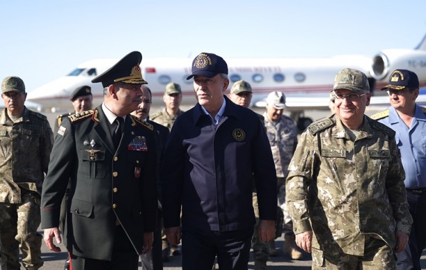 Foto - Azerbaycan'da Bakan Akar'a mehter sürprizi