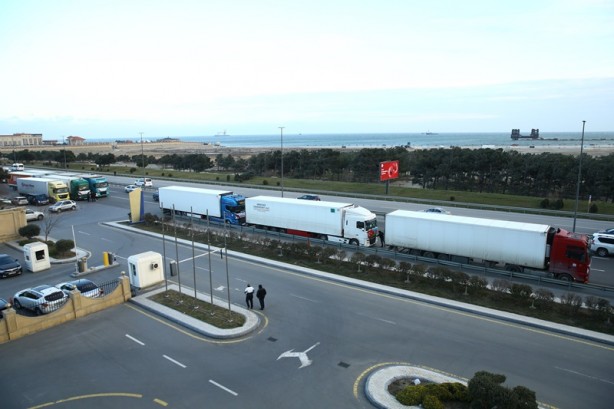 Foto - Azerbaycan'dan Türkiye'ye 20 tır insani yardım