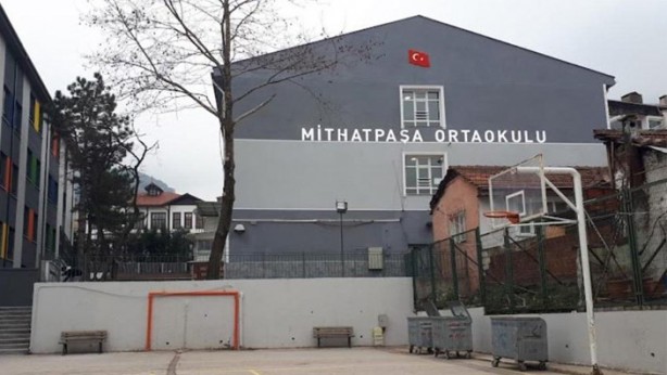 Azgın azınlık talimat verdi, MEB ve kaymakamlık görevden aldı! Skandal karara vatandaşlardan sert tepki: Derhal görevine iade edin!