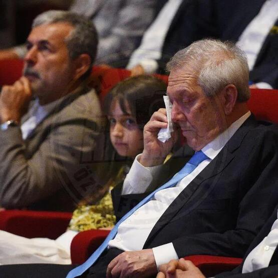 Aziz Yıldırım'ın duygusal anları! Ağlamamak için kızının elini tuttu