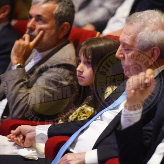 Foto - Aziz Yıldırım'ın duygusal anları! Ağlamamak için kızının elini tuttu