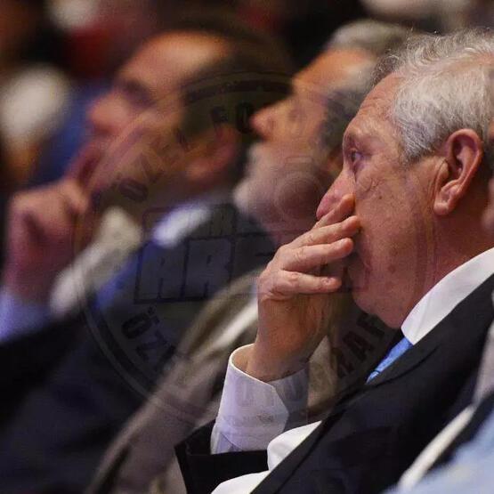 Foto - Aziz Yıldırım'ın duygusal anları! Ağlamamak için kızının elini tuttu