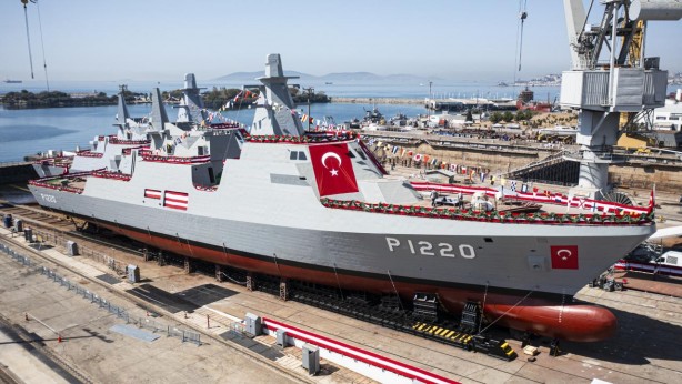 Foto - Aziz Yıldırım'ın savaş gemisi suya indi! O ülke heyecandan yerinde duramıyor