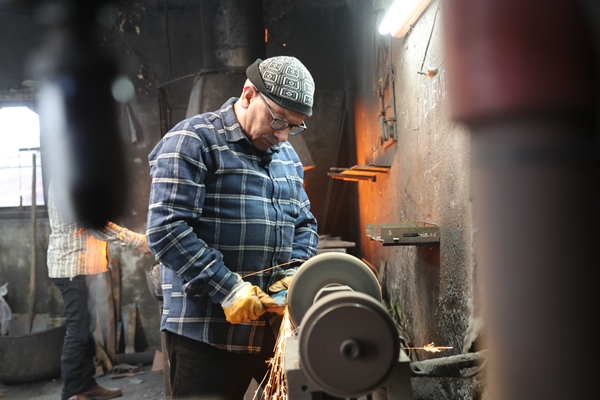 Foto - Baba mesleğini yaşatmak için 34 yıldır demire şekil veriyor