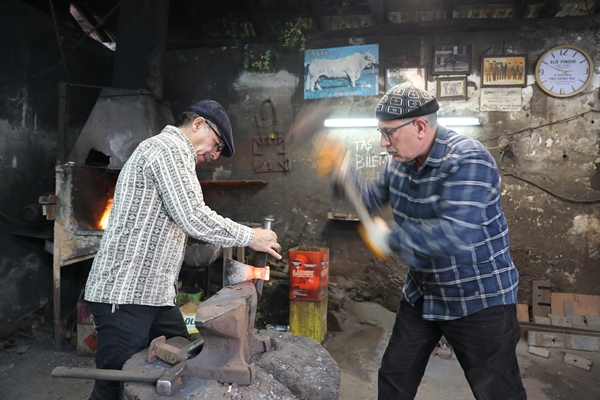 Foto - Baba mesleğini yaşatmak için 34 yıldır demire şekil veriyor