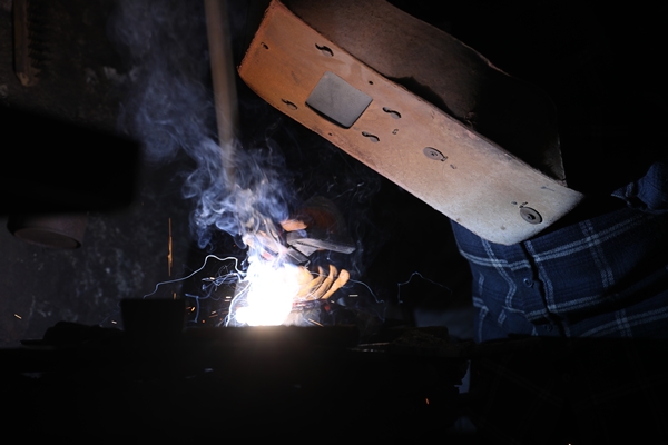 Foto - Baba mesleğini yaşatmak için 34 yıldır demire şekil veriyor