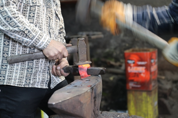 Foto - Baba mesleğini yaşatmak için 34 yıldır demire şekil veriyor