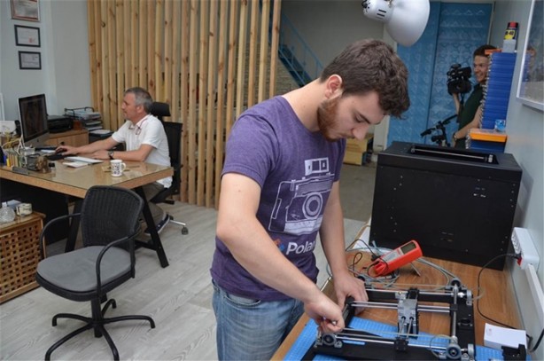 Foto - Baba-oğul 3 boyutlu yazıcı üretiyor!