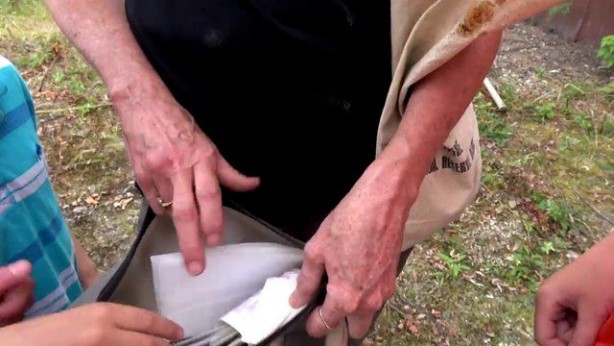 Foto - Baba oğul 30 senelik kasanın içini açtılar! İşte içinden çıkanlar...