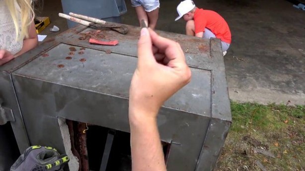 Foto - Baba oğul 30 senelik kasanın içini açtılar! İşte içinden çıkanlar...